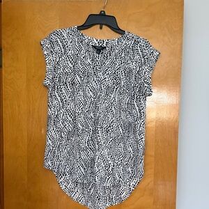 Simply Vera Vera Wang Black and White Abstract Blouse